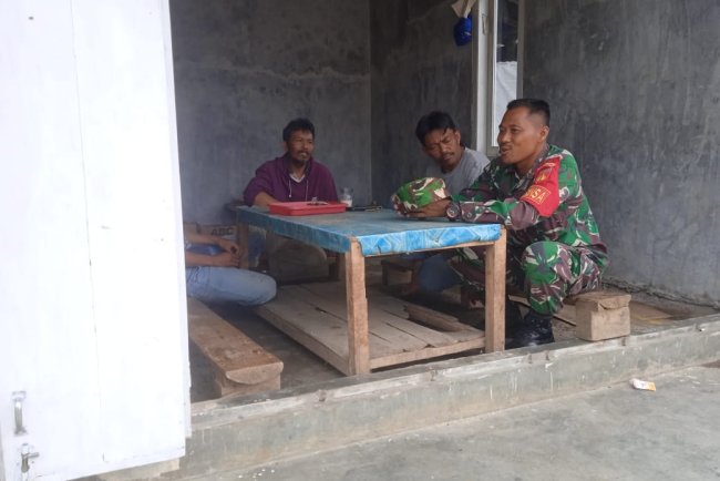 Mempererat Tali Silaturahmi, Babinsa Koramil 16/Pejawaran Melaksanakan Komsos 