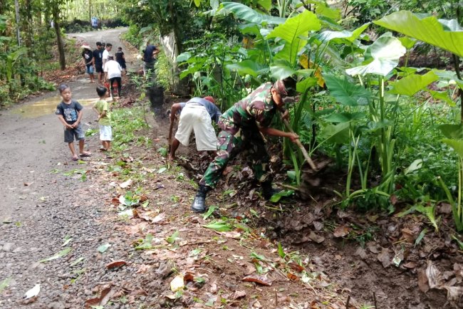 Babinsa Koramil 11/Punggelan Kerja Bakti Bersama Warga 