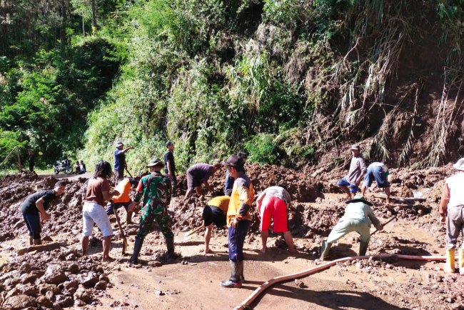 Serda Jaroto bersama masyarakat melaksanakan kegiatan kerja bakti pembersihan material longsora
