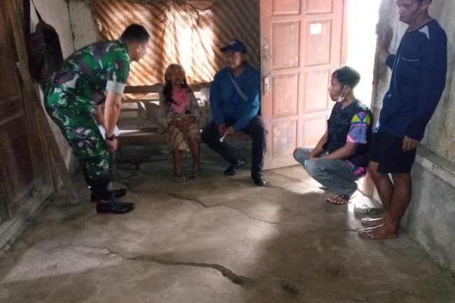 Babinsa Cek Rengkahan Tanah 