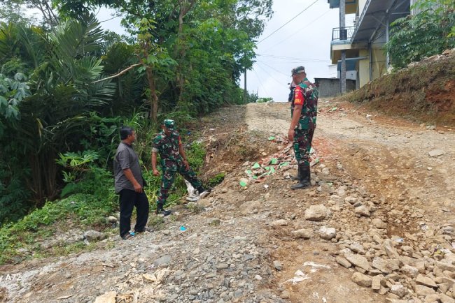 Babinsa Koramil 04/Karangkobar dan Danramil Basuki Langkah Cepat Atasi Bahaya Jalan Amblas