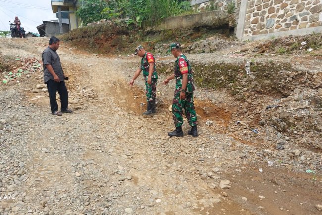 Kerjasama Darurat Babinsa Koramil 04/Karangkobar dan Warga Selamatkan Jalan Amblas