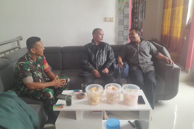 Aktif Kewilayah, Babinsa Koramil 04/Karangkobar Melaksanakan Komsos Dengan Tokoh Masyarakat