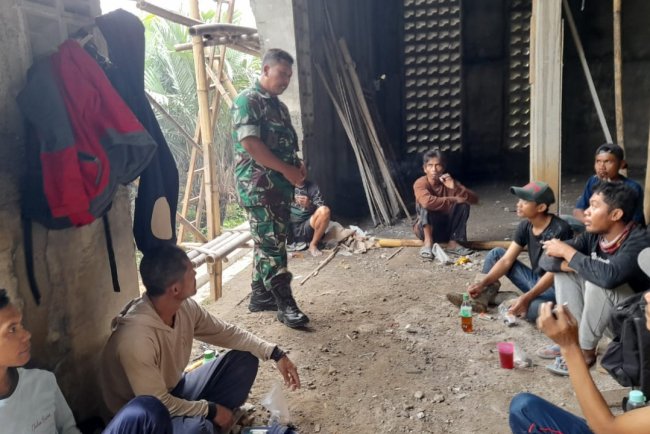 Komsos Dengan Warga, Babinsa Koramil juga Rutin Pantau Wilayah Binaan