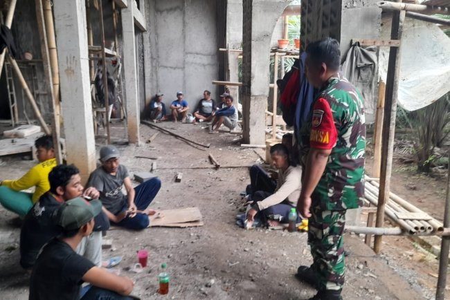 Babinsa Bangun Kekompakan Melalui Komsos Bersama Warga Kutayasa