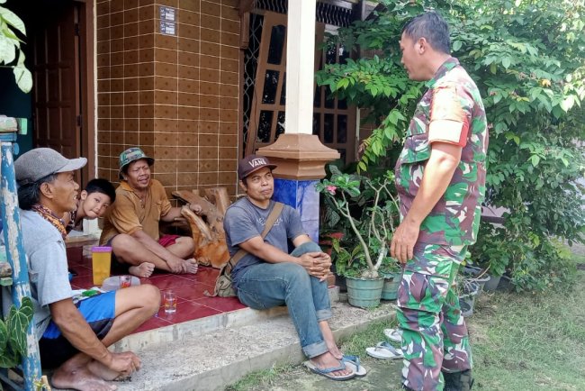 Komsos Bersama Babinsa Memahami Situasi Terkini di Desa Paweden