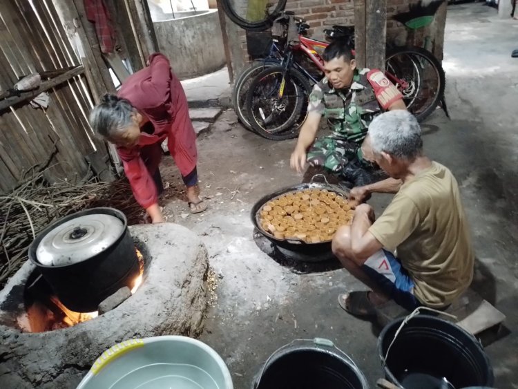 Babinsa Susukan Sambangi UMKM Gula Merah Warganya