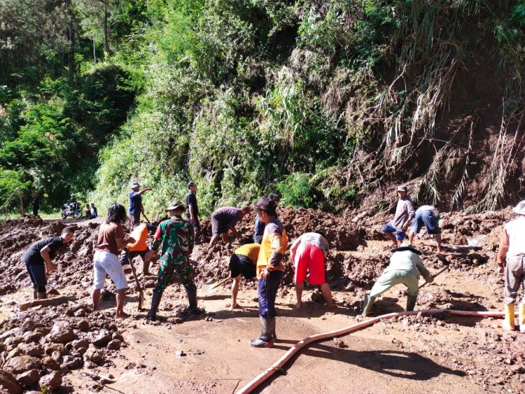 Serda Jaroto bersama masyarakat melaksanakan kegiatan kerja bakti pembersihan material longsora