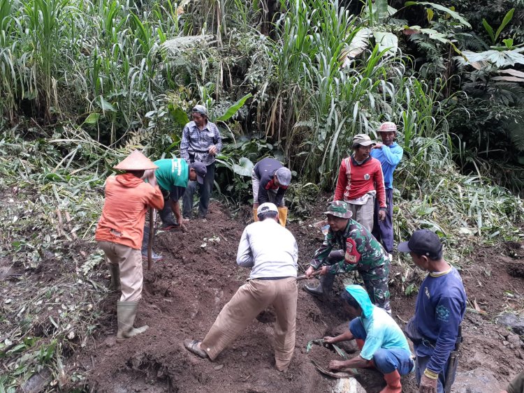 TNI Manunggal bersama Masyarakat kerja Bakti pembangunan saluran air bersih
