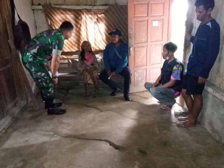 Babinsa Cek Rengkahan Tanah 