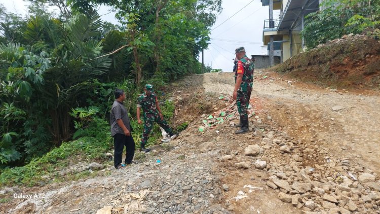 Babinsa Koramil 04/Karangkobar dan Danramil Basuki Langkah Cepat Atasi Bahaya Jalan Amblas