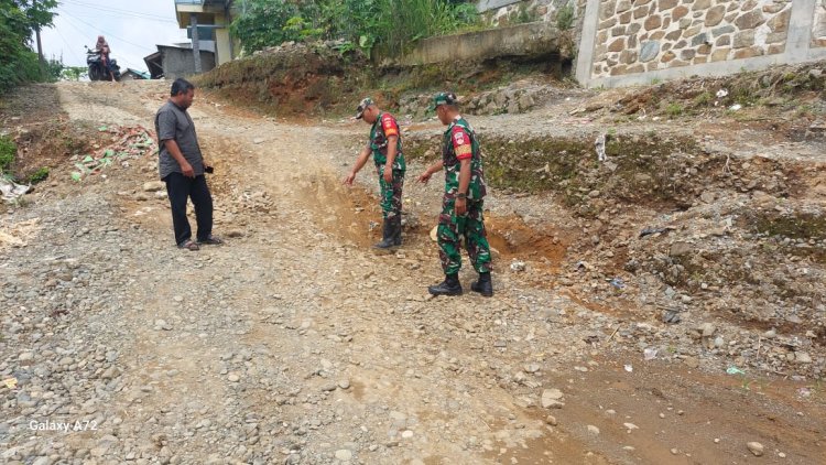 Kerjasama Darurat Babinsa Koramil 04/Karangkobar dan Warga Selamatkan Jalan Amblas
