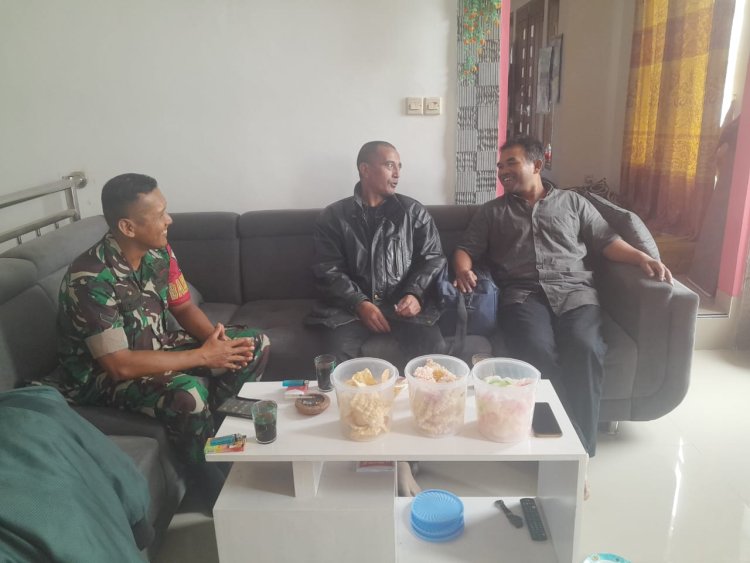 Aktif Kewilayah, Babinsa Koramil 04/Karangkobar Melaksanakan Komsos Dengan Tokoh Masyarakat