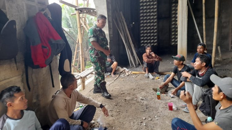 Komsos Dengan Warga, Babinsa Koramil juga Rutin Pantau Wilayah Binaan