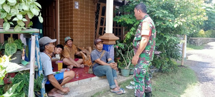 Komsos Bersama Babinsa Memahami Situasi Terkini di Desa Paweden