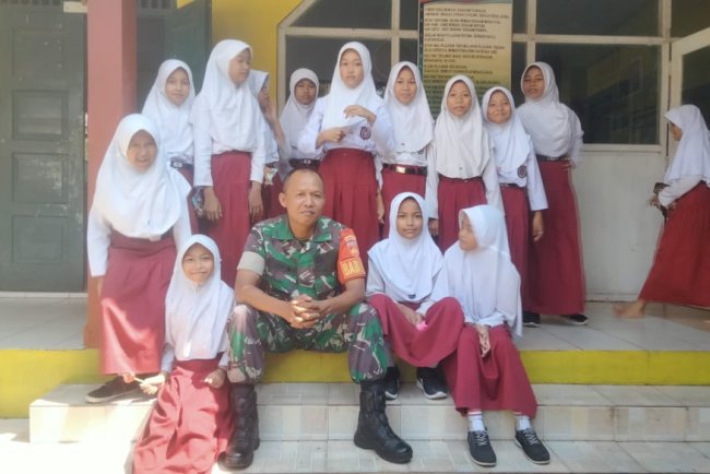 Peran Positif Babinsa dalam Pendidikan Anak-anak Desa Binaan
