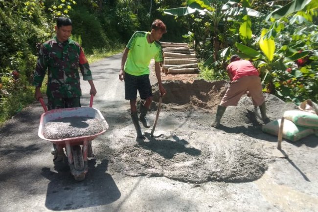 Gotong Royong Sejati Babinsa Bantu Plester Dapur Rumah Hunian