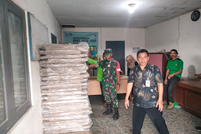 Babinsa Koramil 16 Pejawaran Aktif dalam Pengamanan Penerimaan Logistik Pemilu