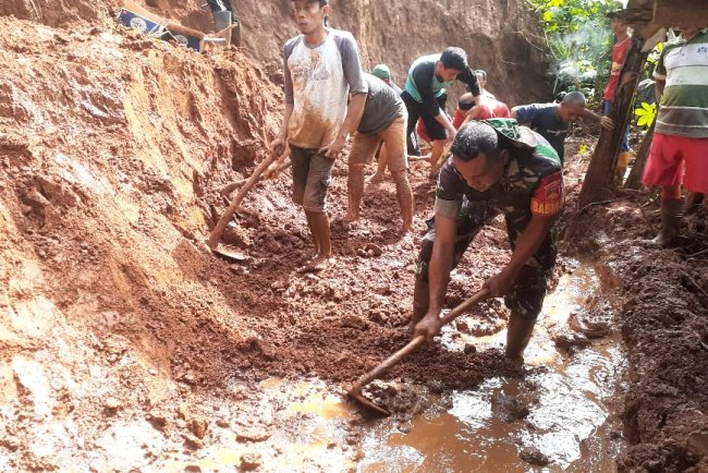Serda Sahono Babinsa yang Berperan Aktif dalam Penanganan Bencana