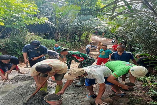 Babinsa Koramil 14 Madukara Tinjau Bencana Alam Tanah Amblas
