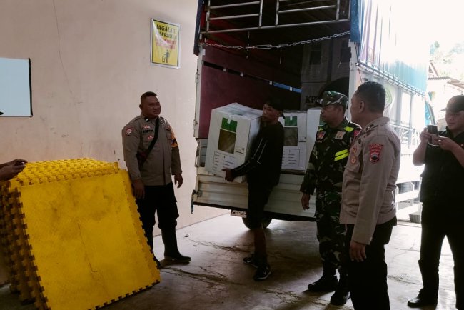 Babinsa Koramil 16 Pejawaran Kawal Logistik Kotak Suara Pemilu 2024