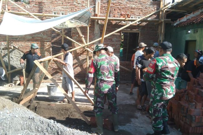 Kemanunggalan Koramil dan Masyarakat Bangun Mushola Bersama