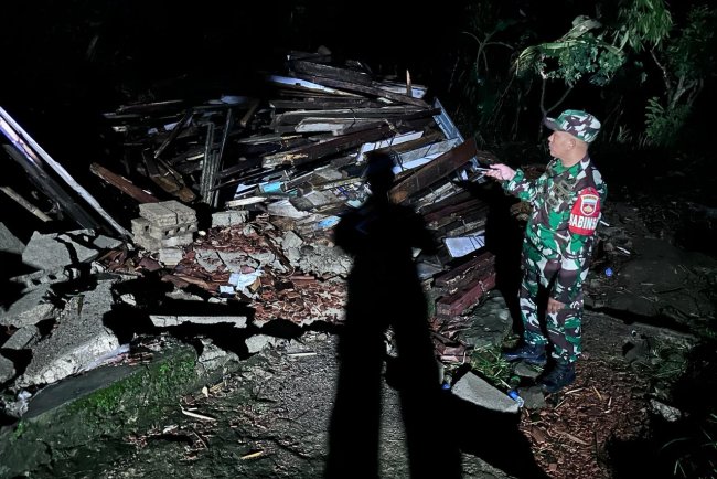 Pemantauan Tanah Bergerak Desa Kalitlaga oleh Anggota Koramil 18 Pagentan dan PMI