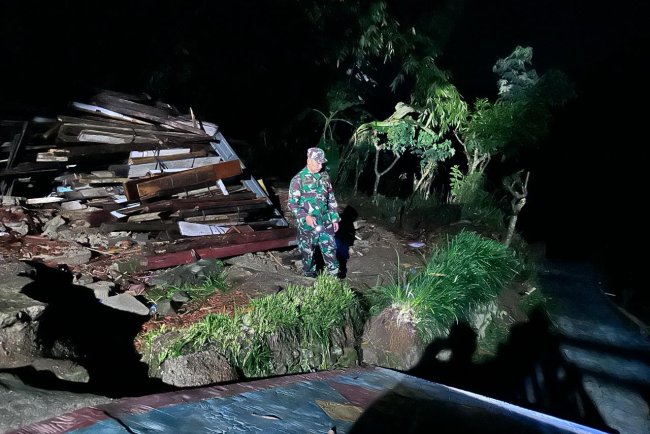 Anggota Koramil dan PMI Pagentan Pantau Tanah Bergerak