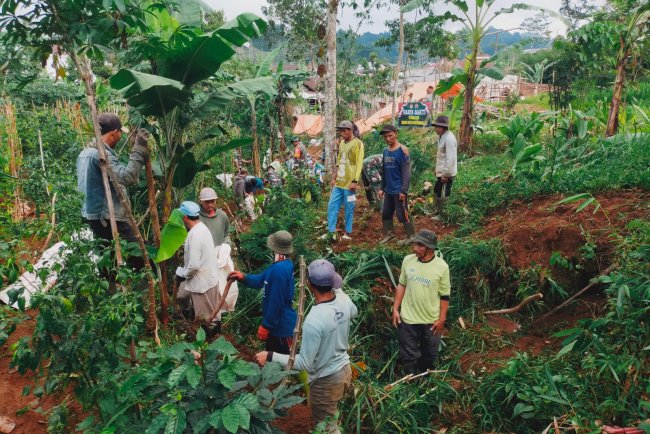 Kerja Bakti Babinsa dan Masyarakat Bangun Jalan Usaha Tani