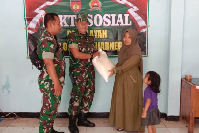 Babinsa Menyebarkan Kesejahteraan melalui Bakti Sosial Sembako di Mandiraja