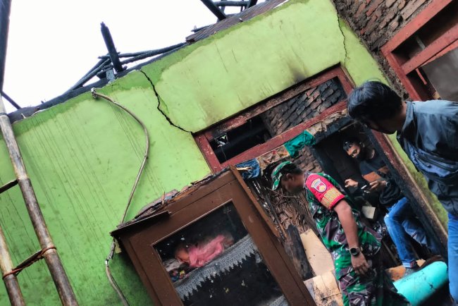 Serma Aris Kurnianto Bantu Padamkan Kebakaran Rumah Warga
