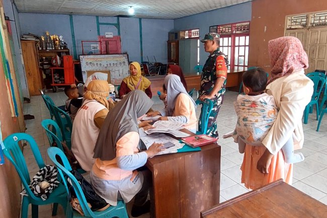 Babinsa Koramil 04Karangkobar Dampingi Tenaga Medis Berikan PIN Polio Tahap ll pada Anak