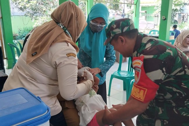 Suksesnya Imunisasi Tahap Dua Babinsa Dampingi Pemberian Vaksin Polio