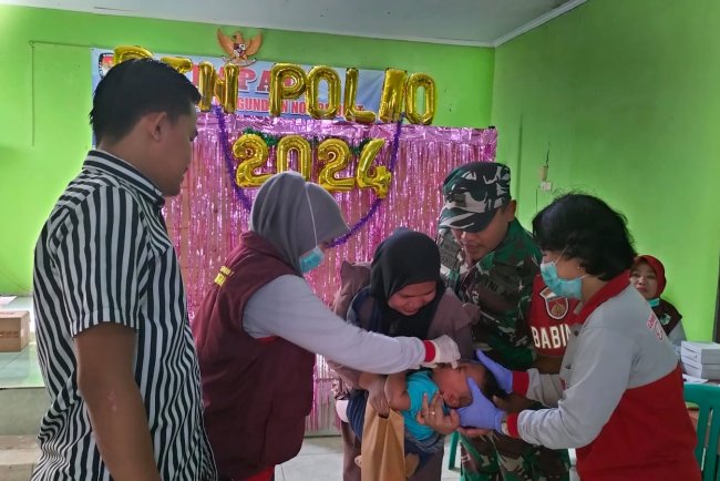 Peduli Kesehatan Anak anak Babinsa Koramil 11 Punggelan Dampingi Kegiatan Sub Pin Polio