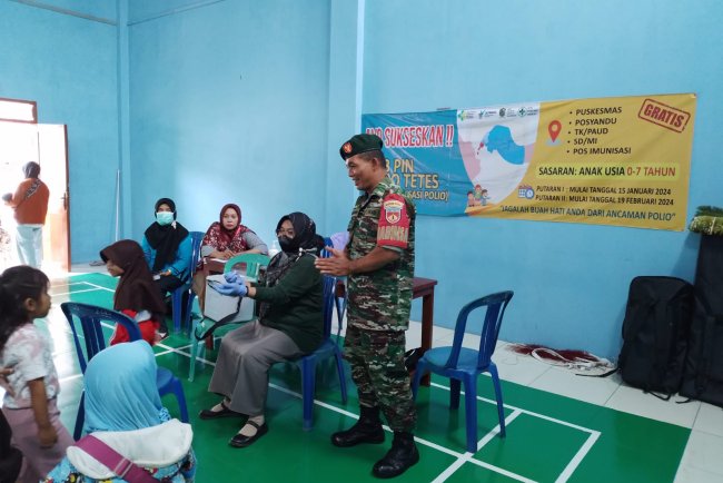 Wujudkan Balita Bebas Dari Polio, Babinsa Dampingi Nakes Pemberian Vaksin