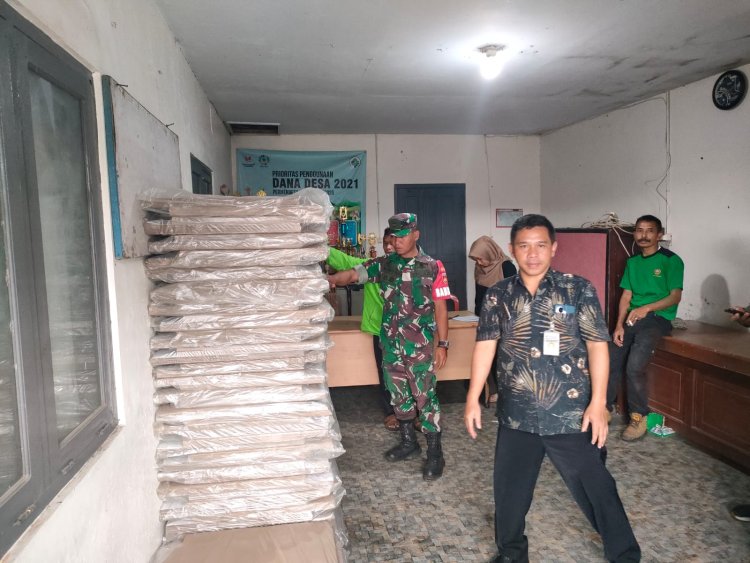 Babinsa Koramil 16 Pejawaran Aktif dalam Pengamanan Penerimaan Logistik Pemilu