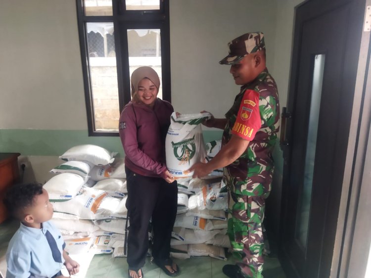 Babinsa Koramil 04 Karangkobar Bantu Distribusi Bantuan Pangan Bulog
