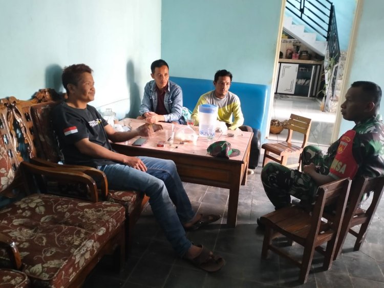 Menjalin Silaturahmi Babinsa Koramil 16 Pejawaran Komsos dengan Masyarakat