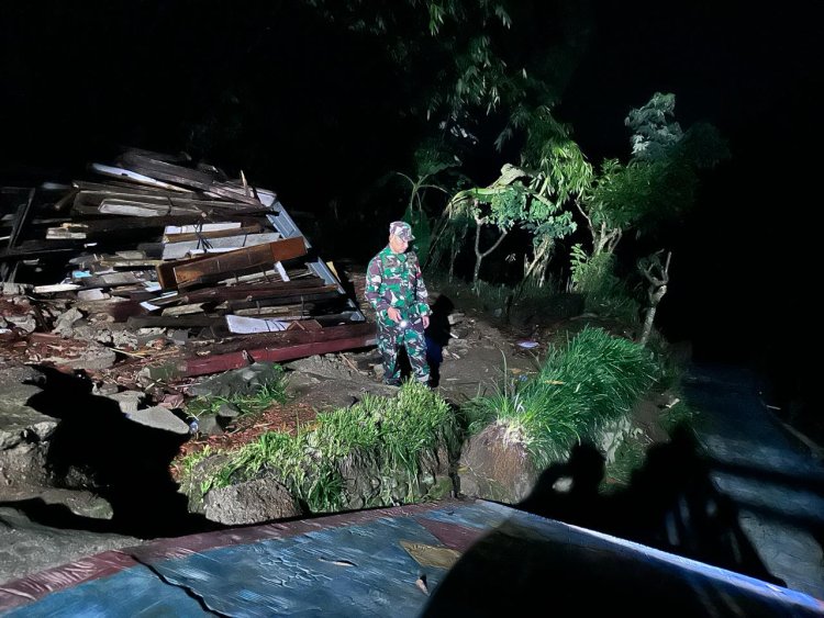 Anggota Koramil dan PMI Pagentan Pantau Tanah Bergerak