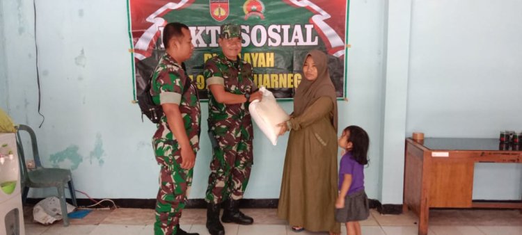 Babinsa Menyebarkan Kesejahteraan melalui Bakti Sosial Sembako di Mandiraja