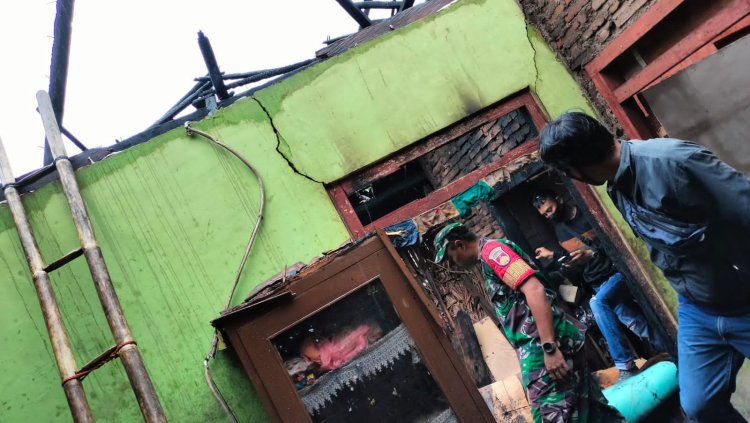 Serma Aris Kurnianto Bantu Padamkan Kebakaran Rumah Warga