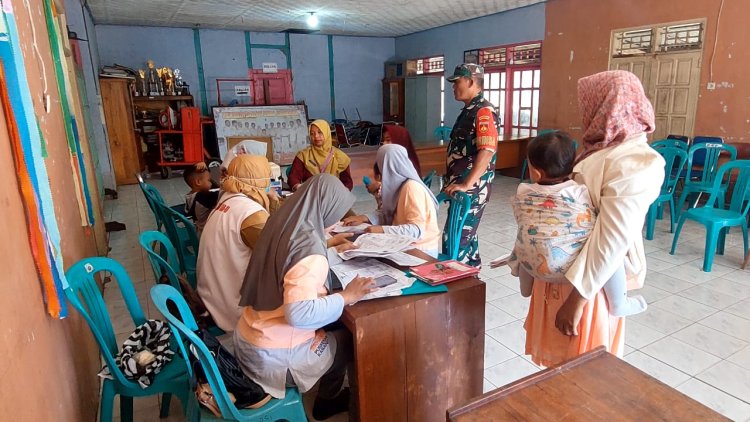 Babinsa Koramil 04Karangkobar Dampingi Tenaga Medis Berikan PIN Polio Tahap ll pada Anak