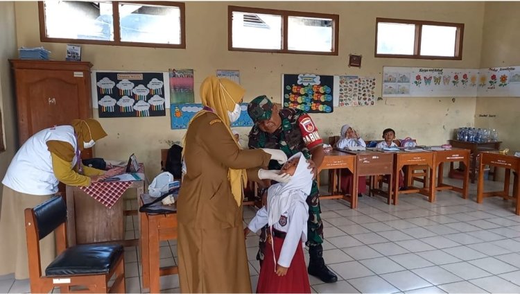 Dampingi Pemberian Imunisasi Polio Upaya Babinsa Koramil 04 Karangkobar