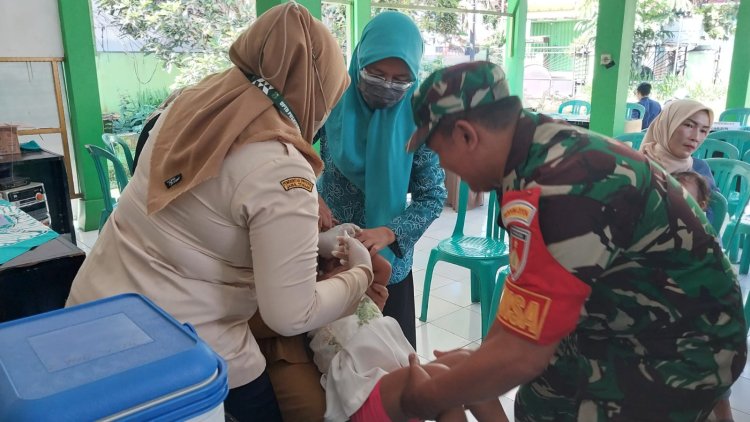 Suksesnya Imunisasi Tahap Dua Babinsa Dampingi Pemberian Vaksin Polio