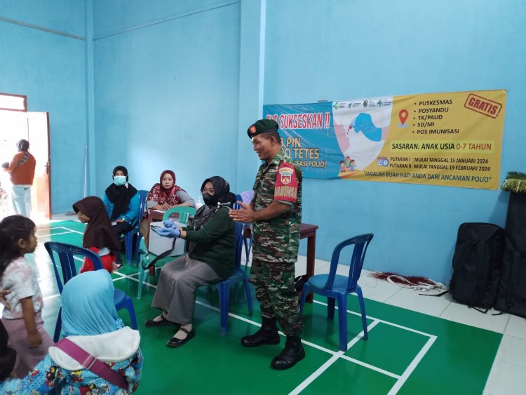 Wujudkan Balita Bebas Dari Polio, Babinsa Dampingi Nakes Pemberian Vaksin