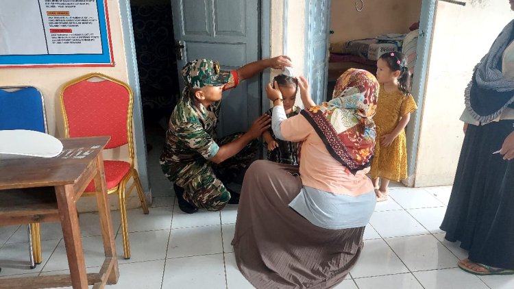 Wujudkan Balita Sehat Babinsa Serda Suratno Dampingi Posyandu Balita Desa Gumelar