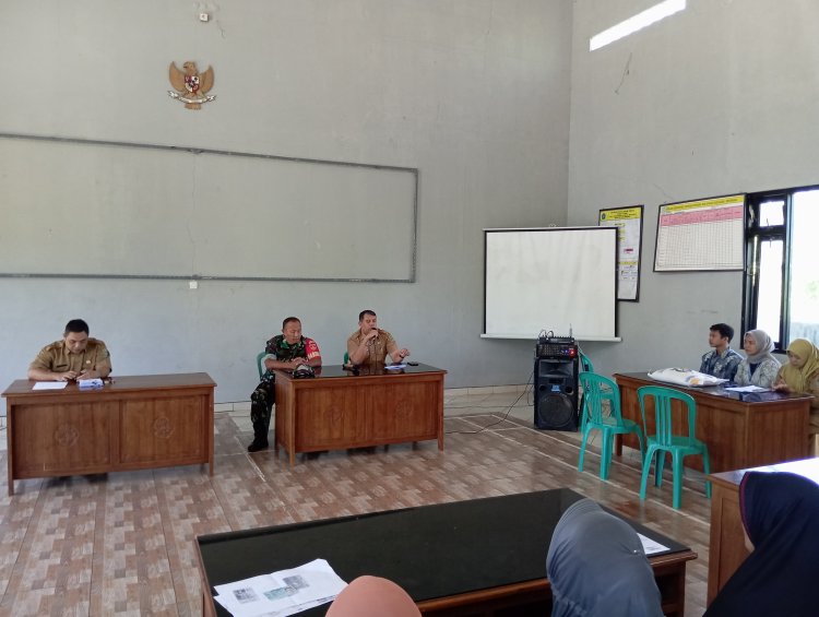 Babinsa Koramil 14 Madukara Kawal Pendistribusian Beras Bulog