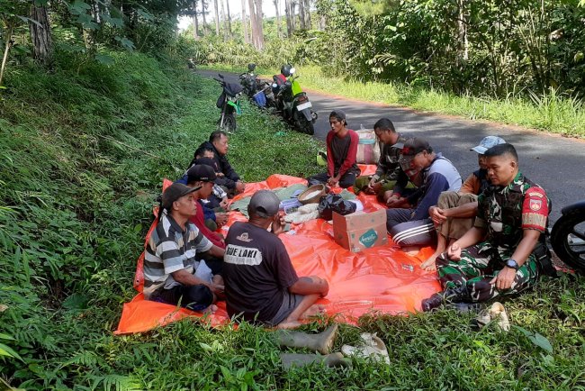 Babinsa Desa Tlaga Sertai Doa Bersama Perhutani dalam Tebangan Pohon Pinus