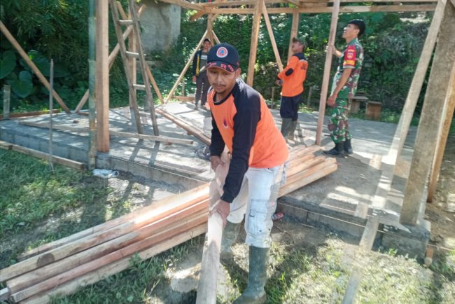 Babinsa Berperan dalam Pembangunan Huntara