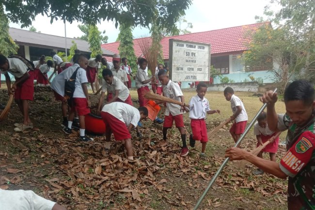 Ajarkan Disiplin Sejak Dini Danramil Kemtuk Gresi Ajak Siswa Sekolah Dasar Kerja Bakti